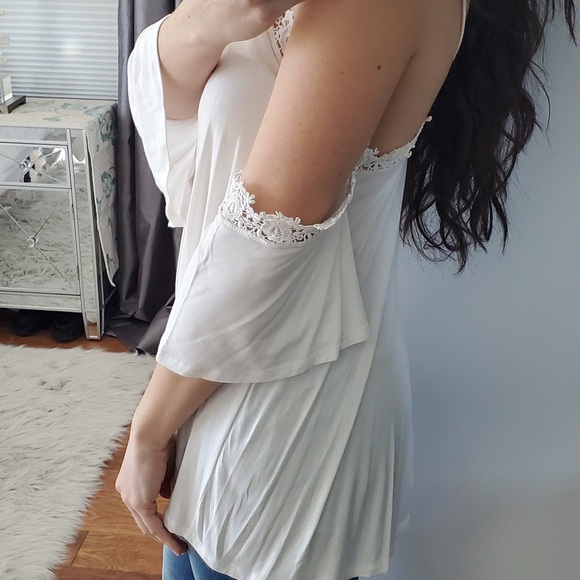 π₯SALEπ₯ White off the shoulder trim top - Picture 3 of 8